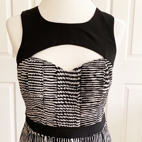 Guess Mini Dress Black White Cutout High Neck Sleeveless Mini Dress Size 6 - Picture 9 of 12